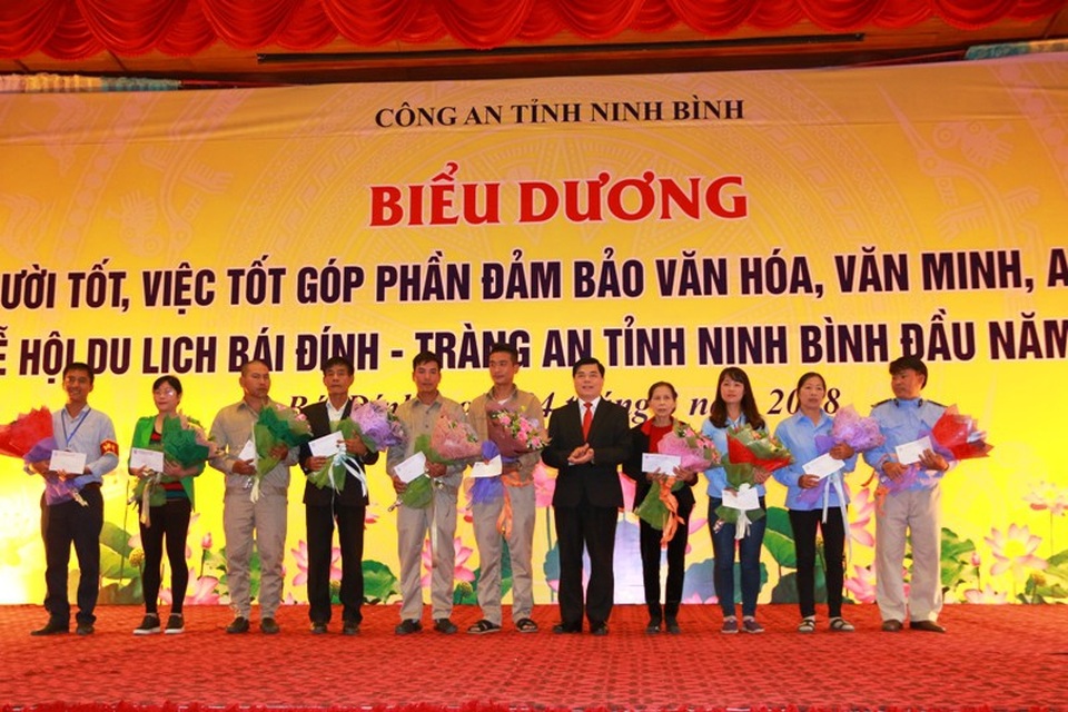 Tuyên dương 23 người “nhặt được của rơi trả người đánh mất” - 1 Những người dân làm nghề chèo đò, lái xe điện, bán hàng... không tham của rơi, nhặt được tài sản đã tìm khổ chủ để trả lại được tuyên dương, tặng thưởng.