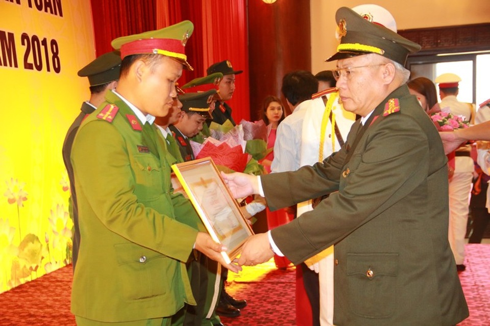 Tuyên dương 23 người “nhặt được của rơi trả người đánh mất” - 3 Đại tá Đinh Hoàng Dũng - Giám đốc Công an tỉnh Ninh Bình tặng giấy khen cho một cán bộ Công an là tấm gương người tốt việc tốt trong lúc làm nhiệm vụ.