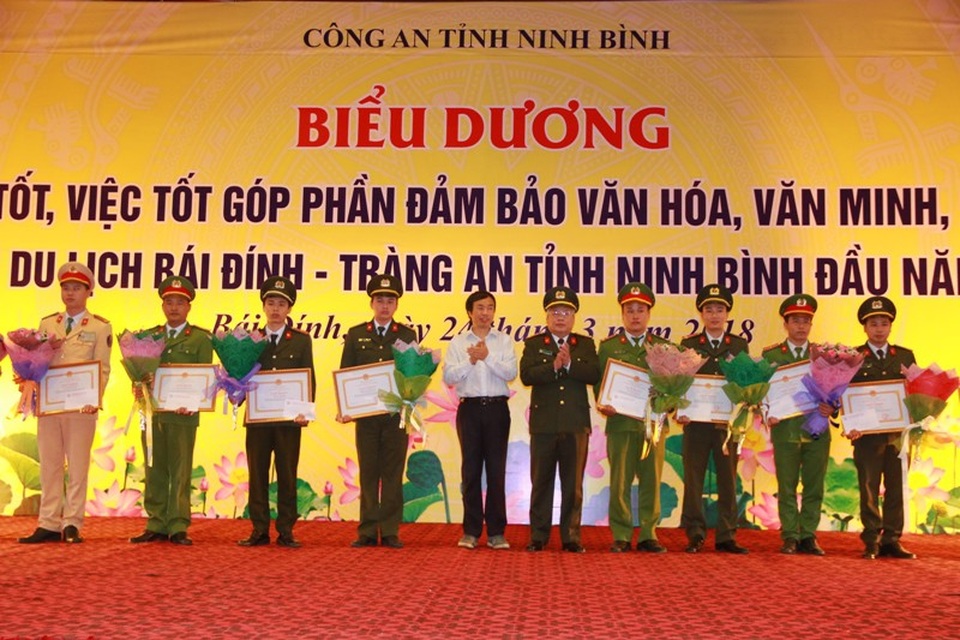Tuyên dương 23 người “nhặt được của rơi trả người đánh mất” - 2 Các chiến sĩ Công an được Giám đốc Công an tỉnh Ninh Bình tặng giấy khen vì có nghĩa cử cao đẹp.