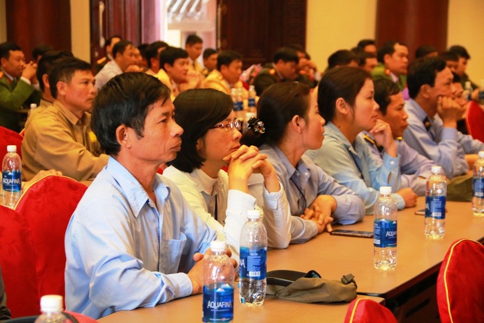 Tuyên dương 23 người “nhặt được của rơi trả người đánh mất” - 5 Đông đảo người dân và du khách dự lễ tuyên dương những tấm gương sáng nhặt được của rơi trả người đánh mất trong mùa du lịch lễ hội ở Ninh Bình.