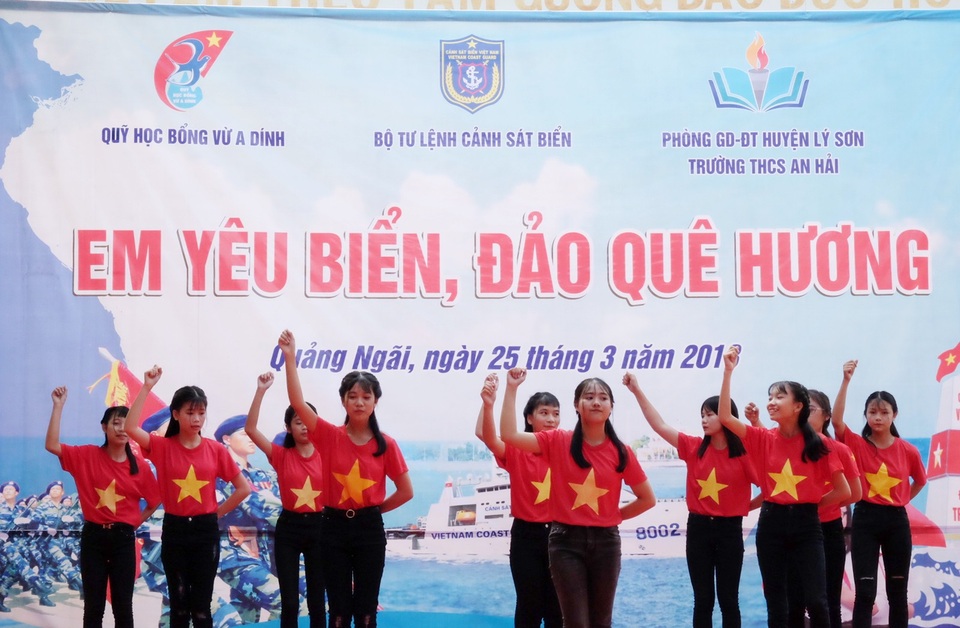 Học trò Lý Sơn thi “Em yêu biển, đảo quê hương” - 1 Các học sinh huyện đảo Lý Sơn tham dự Cuộc thi Em yêu biển, đảo quê hương