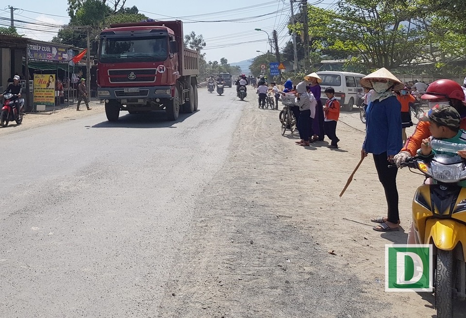 Xúc động bác bảo vệ dắt học sinh qua đường có nhiều xe tải - 2 Ngoài ra, các cô giáo bảo mẫu cũng cẩn thận chờ cho xe qua mới đưa học sinh qua đường