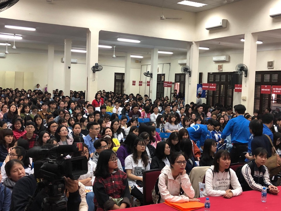 Hàng nghìn học sinh tham dự ngày hội tuyển sinh tại trường ĐH Hà Nội - 1
Học sinh ngồi chật kín hội trường nghe tư vấn tại Ngày hội tuyển sinh của trường ĐH Hà Nội