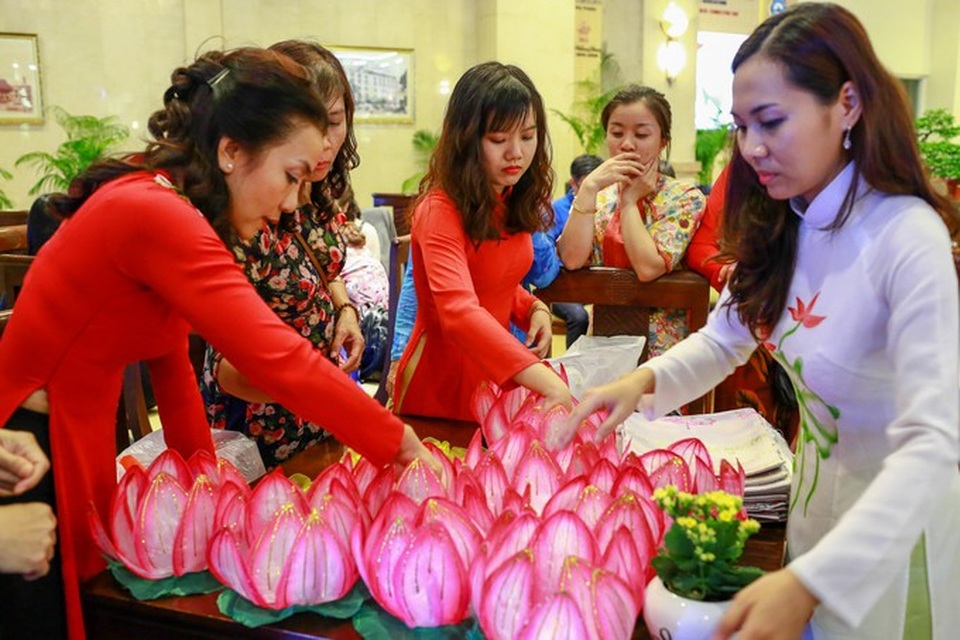 Pháp Vương Drukpa hưởng ứng Giờ Trái Đất tại TPHCM - 4
Phật tử chuẩn bị hoa đăng đón Đức Pháp Vương