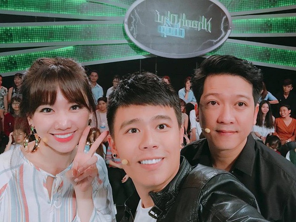 Trường Giang xuất hiện sau “ồn ào”, Phan Như Thảo sợ con bị bắt cóc - 3 Giữa “bão” scandal, hình ảnh mới nhất của Trường Giang được đổ dồn sự chú ý khi MC Anh Huy chia sẻ ảnh chụp cùng Trường Giang và Hari Won trong buổi ghi hình một gameshow. Hình ảnh cho thấy, Trường Giang có vẻ mệt mỏi và không nở nụ cười hay làm các động tác hài hước như cách chụp hình quen thuộc.