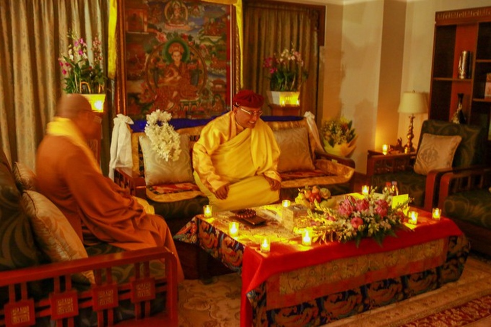 Pháp Vương Drukpa hưởng ứng Giờ Trái Đất tại TPHCM - 6
Đức Pháp Vương hưởng ứng Giờ Trái Đất tại TPHCM khi gặp gỡ các Phật tử trong ánh nến vào tối 24/3