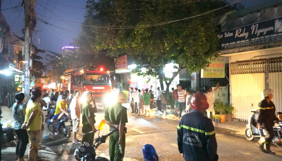 TPHCM: Cháy nhà, hàng xóm xông vào cứu thoát hai bà cháu - 1 Cảnh sát PCCC quận Gò Vấp đã điều 4 xe để chữa cháy