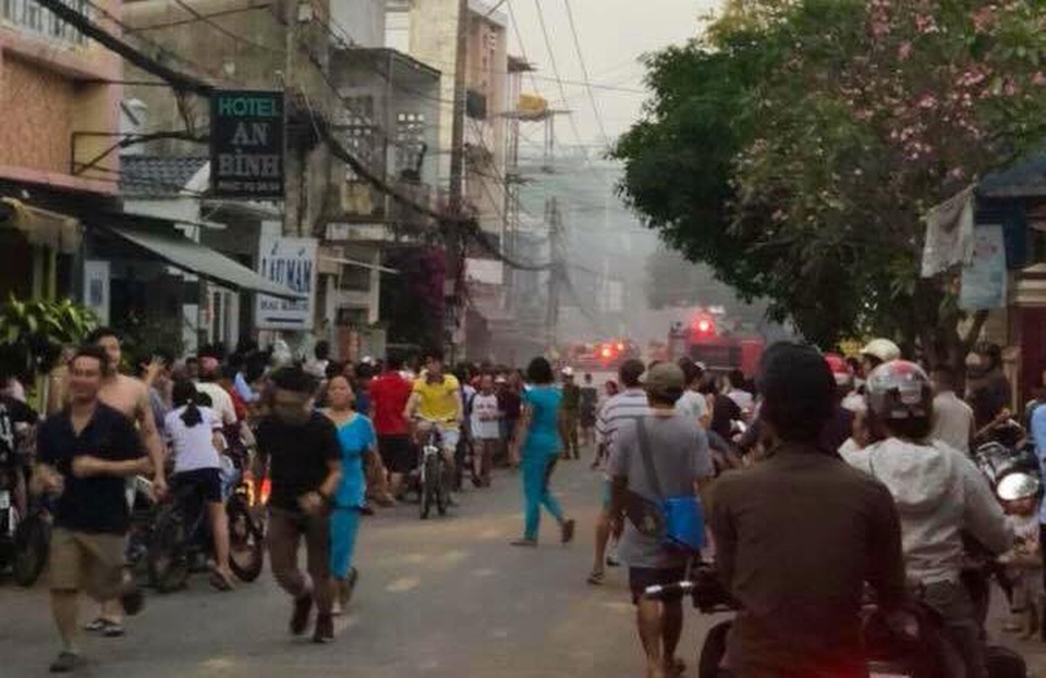 TPHCM: Cháy nhà, hàng xóm xông vào cứu thoát hai bà cháu - 2 Người dân trong hẻm hỗn loạn trong lúc cháy
