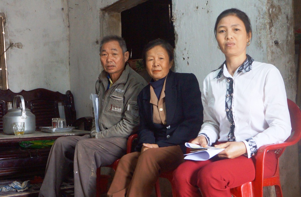 Người dân tố bị chủ tịch xã lăng mạ, chửi thề trong quá trình giải quyết đất đai? - 1 Nhiều người dân tỏ ra bức xúc trước quyết định tháo dỡ nhà, ki ốt của ông Đặng Văn Tú - Chủ tịch xã.