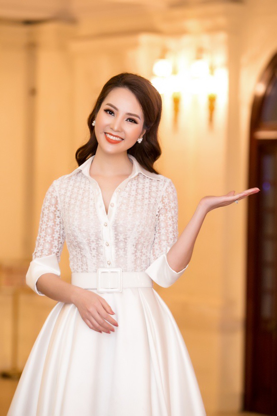 Á hậu Thuỵ Vân duyên dáng bên MC Danh Tùng và Hoa hậu H'Hen Niê - 2 Gái một con chọn bộ cánh màu trắng thanh lịch với style cổ điển để khoe khéo vẻ mặn mà.