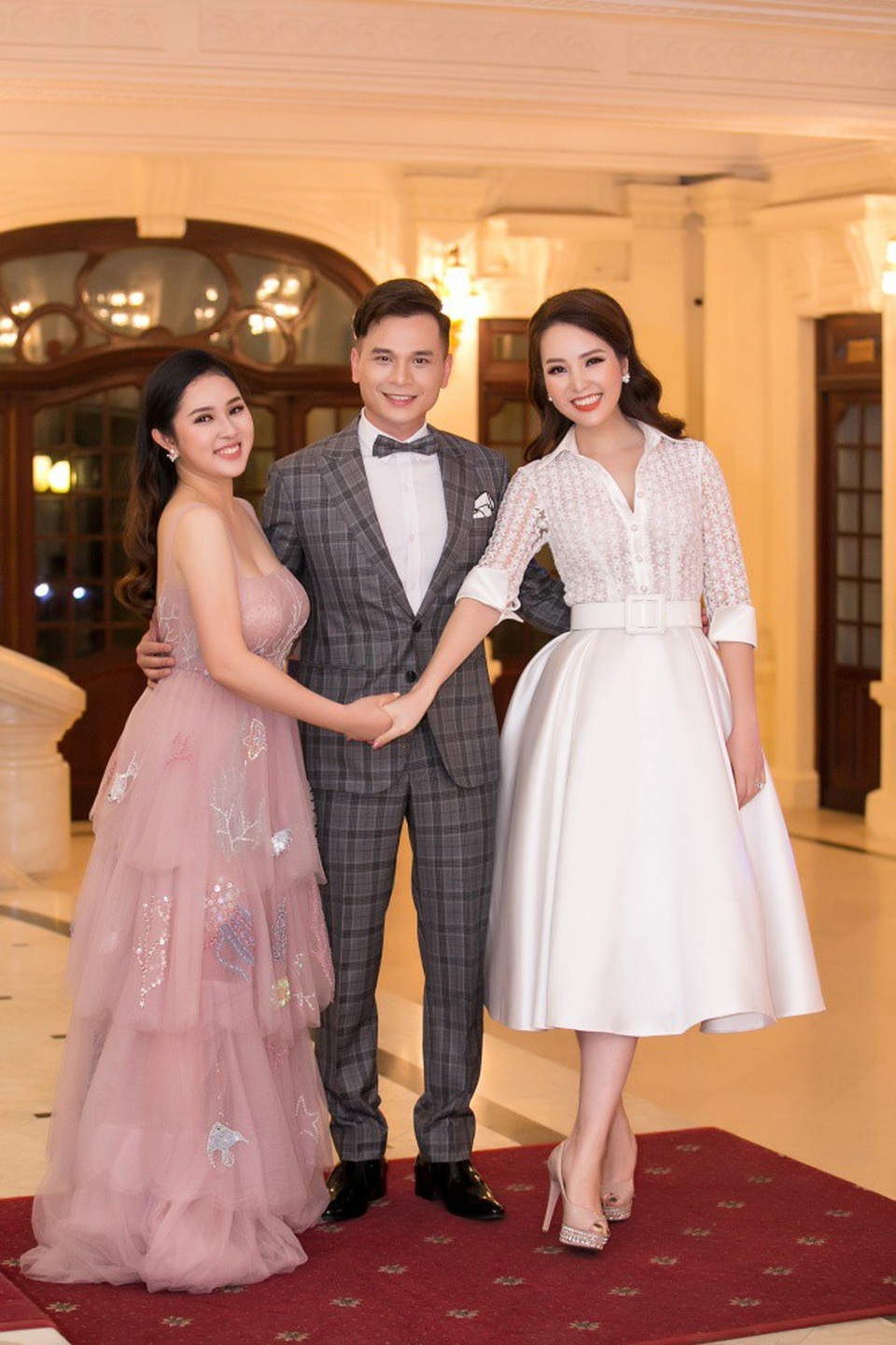Á hậu Thuỵ Vân duyên dáng bên MC Danh Tùng và Hoa hậu H'Hen Niê - 11 Cô thân thiết trò chuyện cùng Thuỵ Vân và Danh Tùng.