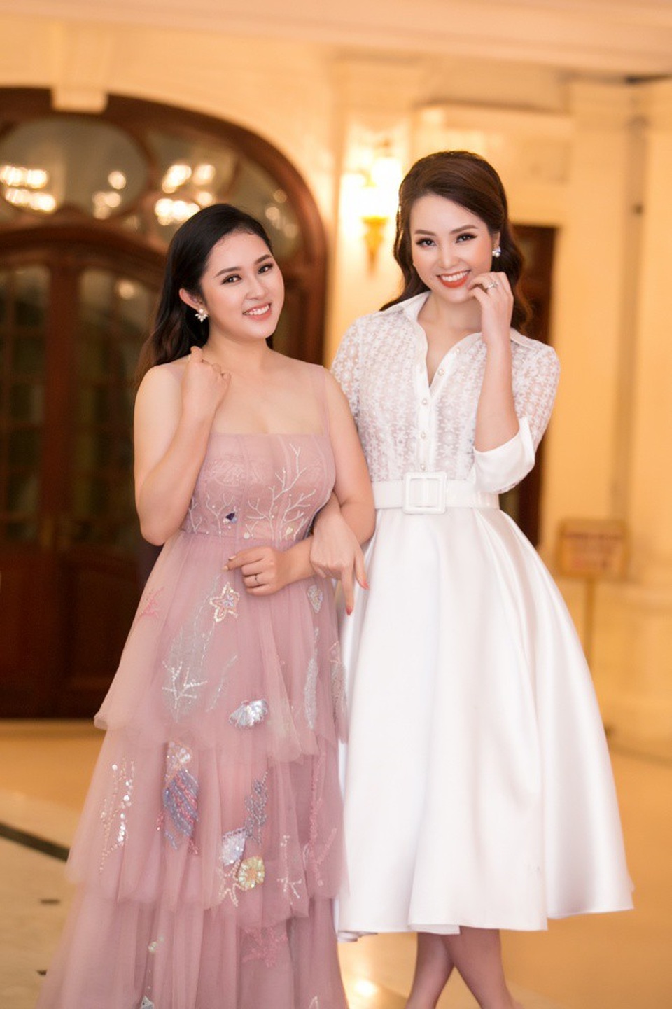 Á hậu Thuỵ Vân duyên dáng bên MC Danh Tùng và Hoa hậu H'Hen Niê - 10 Nữ ca sĩ Bảo Trâm Idol cũng tham gia biểu diễn tại chương trình.