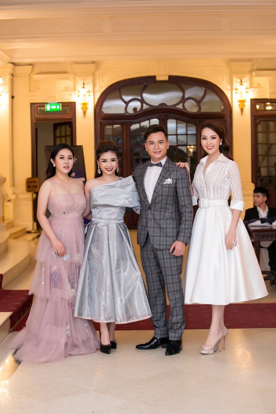 Á hậu Thuỵ Vân duyên dáng bên MC Danh Tùng và Hoa hậu H'Hen Niê - 12 Dương Hoàng Yến cũng tham gia sự kiện và chọn một thiết kế ánh bạc.