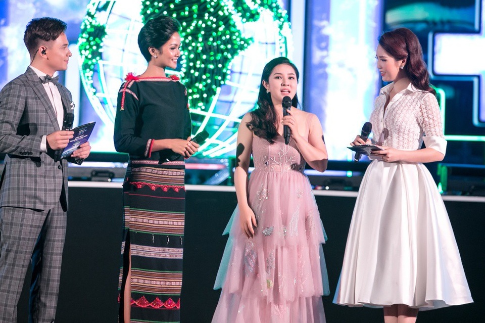 Á hậu Thuỵ Vân duyên dáng bên MC Danh Tùng và Hoa hậu H'Hen Niê - 8 Á hậu Thuỵ Vân duyên dáng bên MC Danh Tùng và Hoa hậu H'Hen Niê - 8