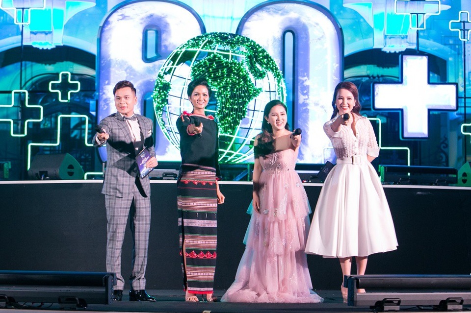 Á hậu Thuỵ Vân duyên dáng bên MC Danh Tùng và Hoa hậu H'Hen Niê - 7 HHen Niê trong trang phục truyền thống của người Ê đê được nhiều khán giả chú ý.