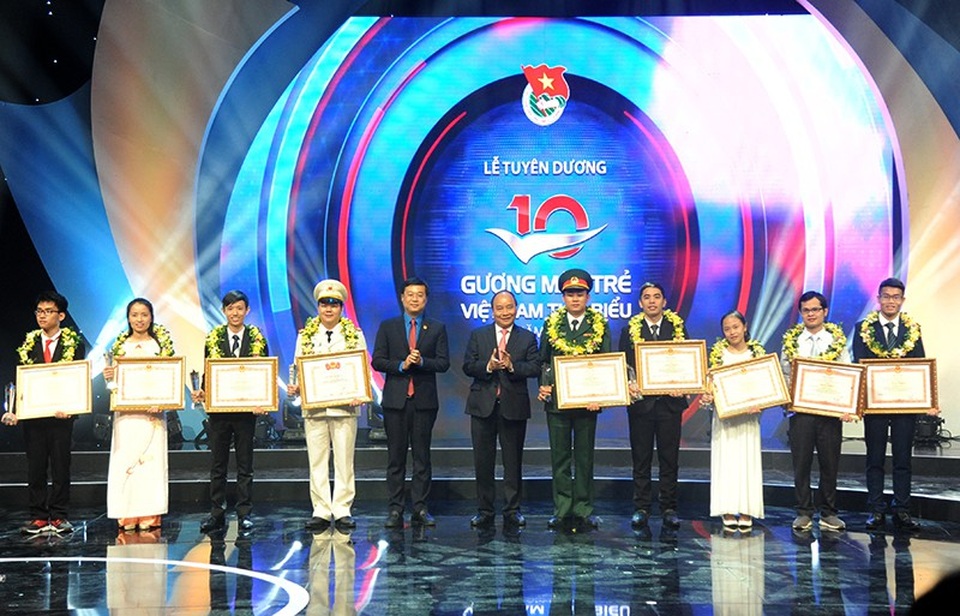 "Tuổi trẻ cần vươn lên mạnh mẽ để đưa đất nước thành con hổ, con rồng mới của thế giới" - 2 Thủ tướng Nguyễn Xuân Phúc trao tặng giải thưởng cho các Gương mặt trẻ Việt Nam tiêu biểu năm 2017.