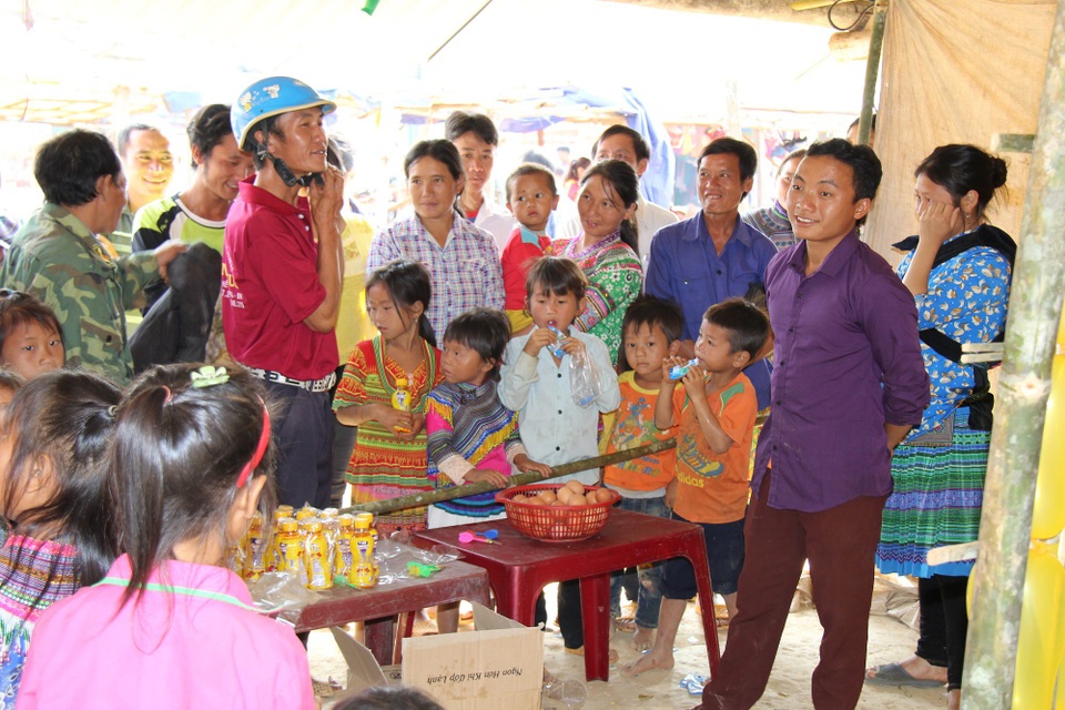 Độc đáo chợ phiên Tây Bắc giữa lòng Tây Nguyên - 4 Gian hàng trò chơi thu hút đông đảo người đi chợ tham gia