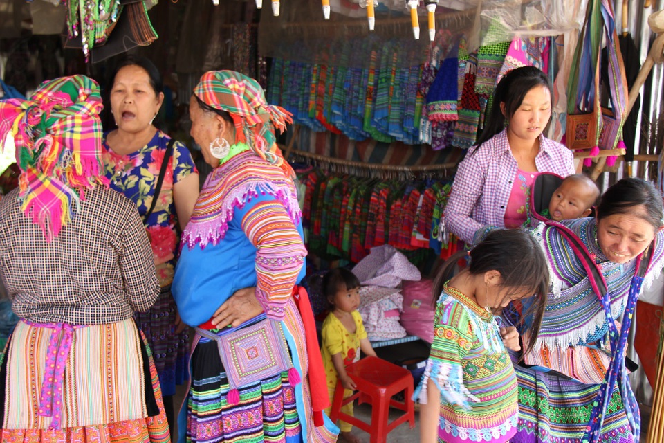 Độc đáo chợ phiên Tây Bắc giữa lòng Tây Nguyên - 2 Tập trung đông nhất là cửa hàng váy áo thổ cẩm truyền thống