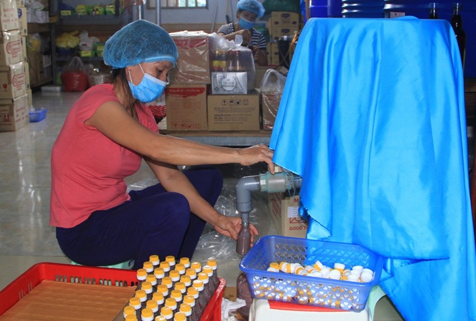 Kỹ sư xây dựng bỏ công việc nghìn đô về quê làm nước mắm - 5 Ngoài sản xuất nước mắm, xưởng sản xuất của Lê Anh còn muối mắm tôm, mắm tép quy mô lớn.