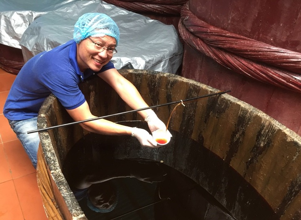Kỹ sư xây dựng bỏ công việc nghìn đô về quê làm nước mắm - 2 Sau hàng chục tháng trời, những dòng nước mắm truyền thống rút nõ theo quy trình của người dân Phú Quốc đã được sản sinh ngay chính trên mảnh đất quê hương Hoằng Hóa