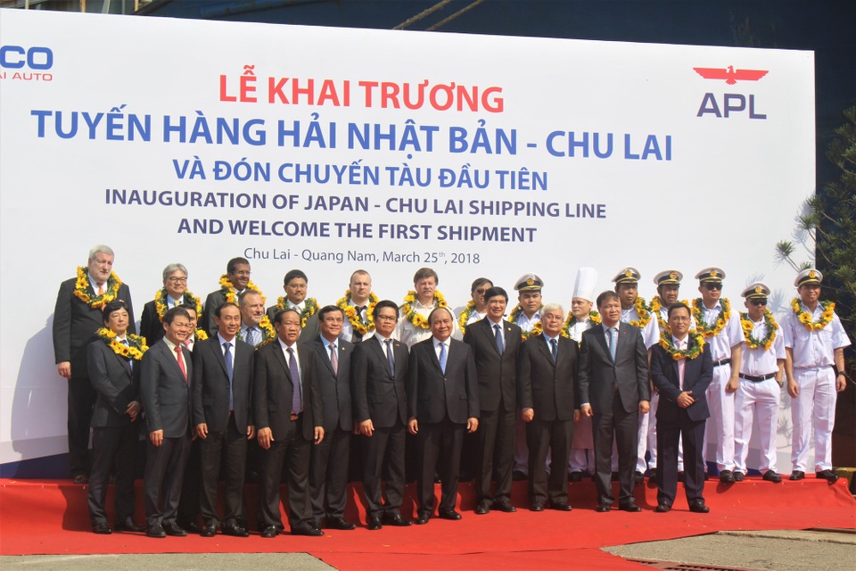 Thủ tướng Nguyễn Xuân Phúc: “Không phân biệt DN ô tô trong nước hay nước ngoài” - 2 Thủ tướng Nguyễn Xuân Phúc tham dự lễ khai trương tuyến hàng hải Nhật Bản - Chu Lai trong sáng nay. (Ảnh: Hồng Vân)