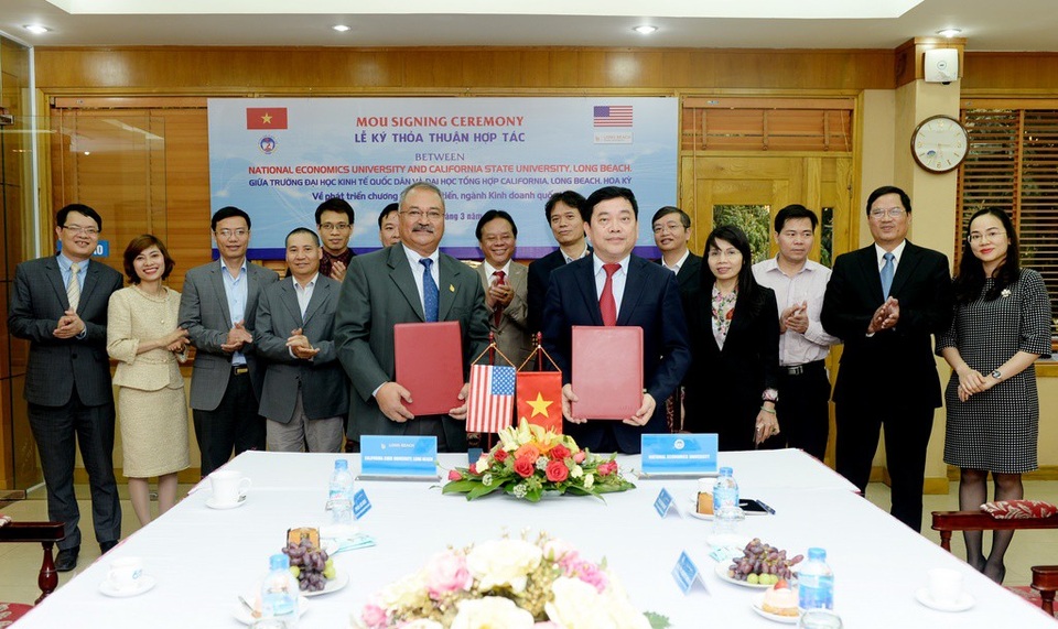 ĐH Kinh tế quốc dân chuyển tiếp SV sang Mỹ học ngành Kinh doanh quốc tế - 1
Lễ ký kết
