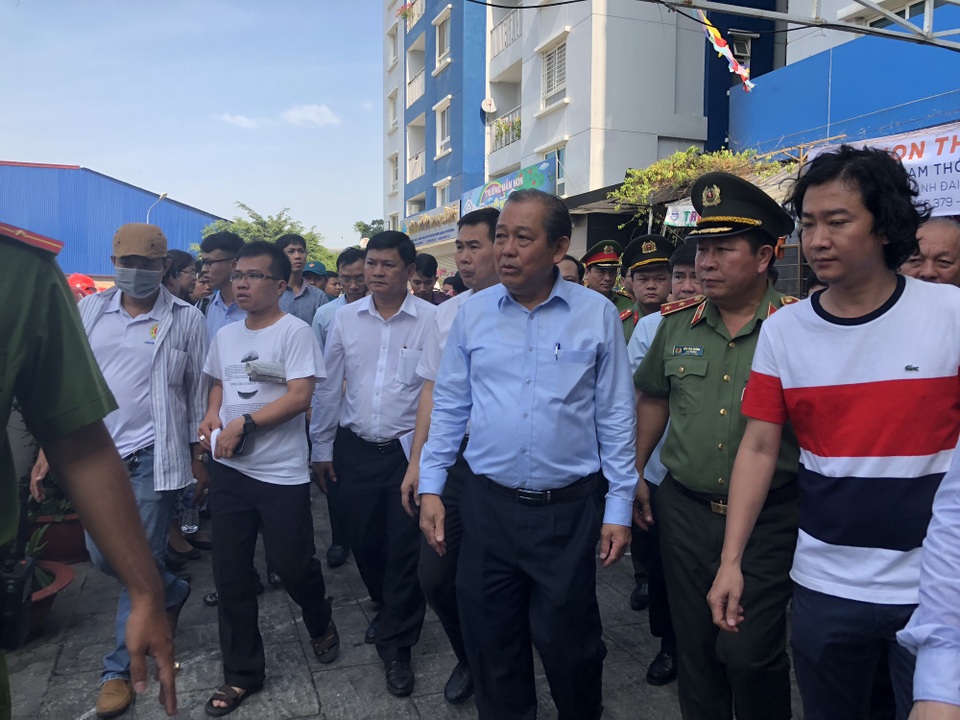 Phó Thủ tướng thường trực Chính phủ Trương Hoà Bình đến hiện trường vụ cháy chung cư Carina Plaza