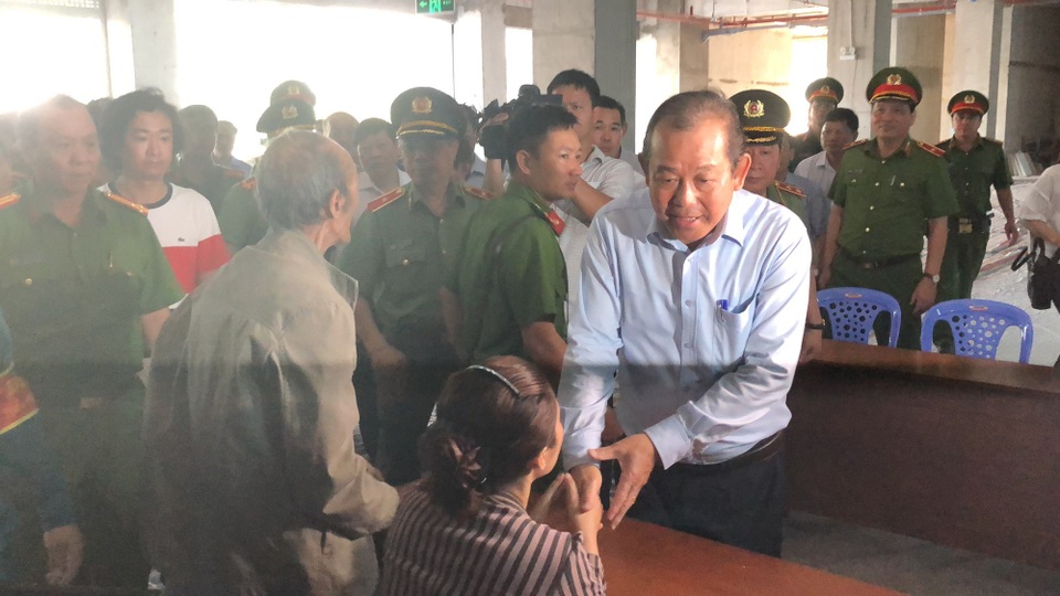 Phó Thủ tướng thăm hỏi và động viên cư dân sau vụ cháy kinh hoàng