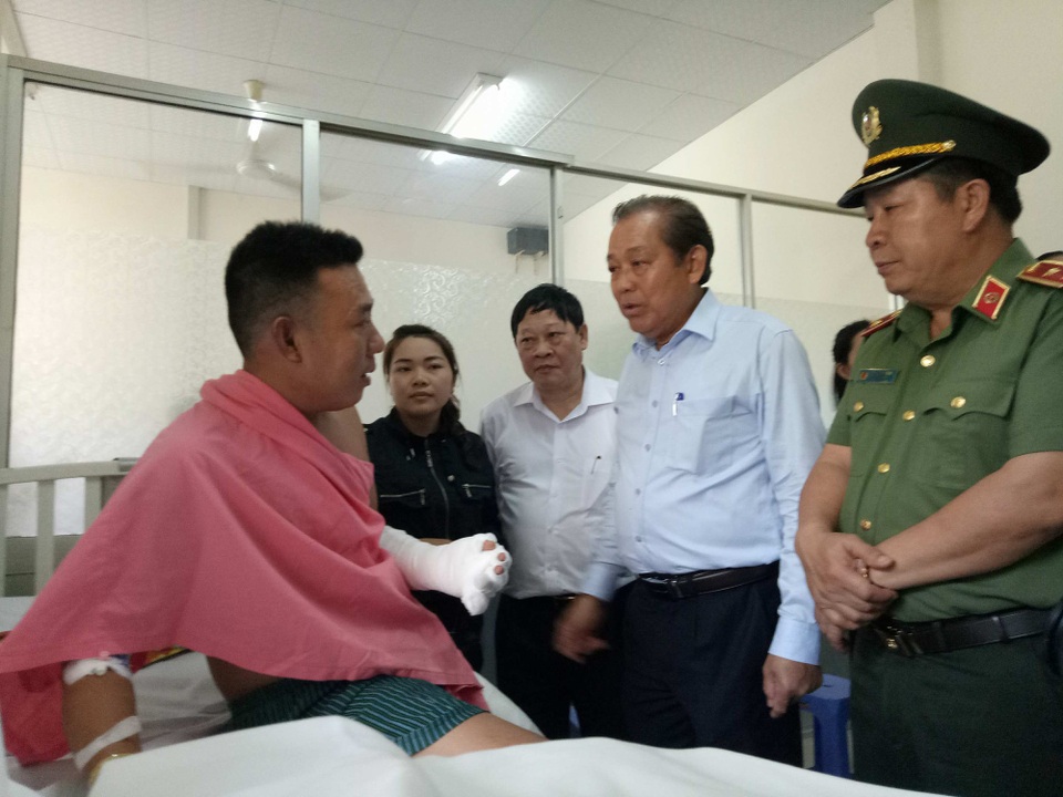 Phó Thủ tướng đến bệnh viện thăm chiến sĩ bị thương trong quá trình chữa cháy