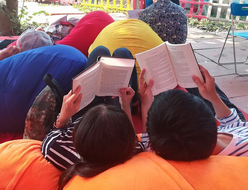 Đôi bạn trẻ cùng đọc sách vào giờ trưa tại khu vực đọc của Hội sách