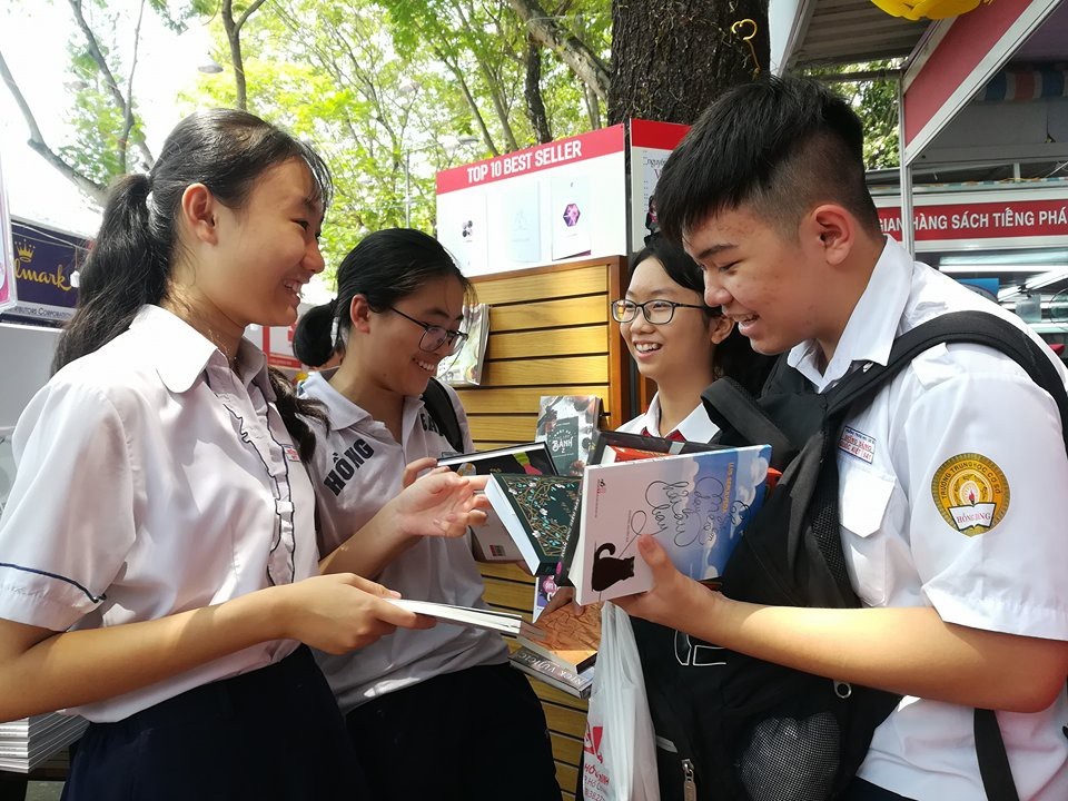 Quốc Kiệt, học sinh Trường THCS Hồng Bàng, Q.5 và các bạn cùng lớp bớt tiền ăn sáng, dùng tiền lì xì mua sách