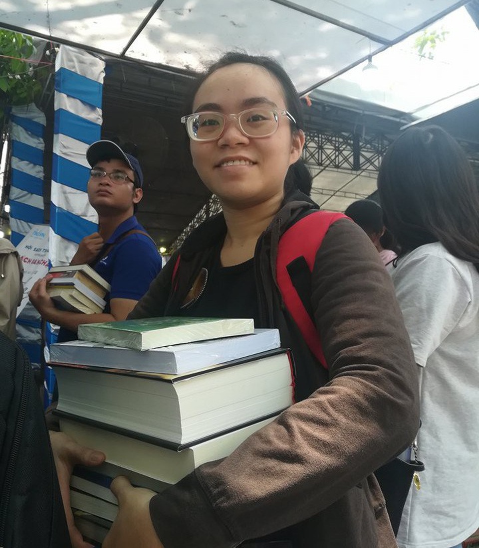 Nhiều bạn trẻ rơi vào cảnh sách đè người khi đến Hội sách TPHCM