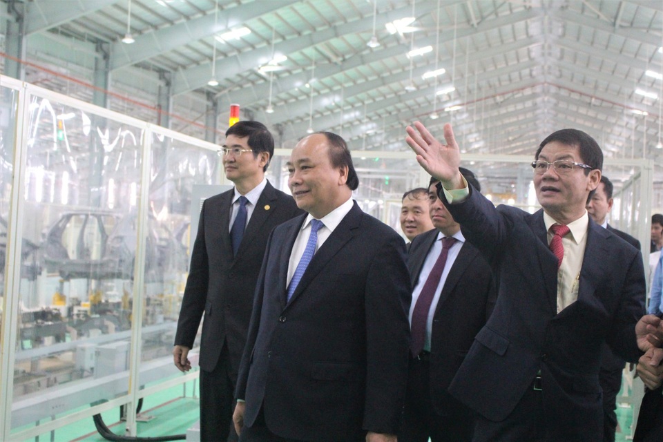 Thủ tướng Nguyễn Xuân Phúc: “Không phân biệt DN ô tô trong nước hay nước ngoài” - 1 Thủ tướng Nguyễn Xuân Phúc cùng ông Trần Bá Dương (bên phải) đi thăm quan nhà máy sản xuất ô tô Thaco Mazda. (Ảnh: Hồng Vân)