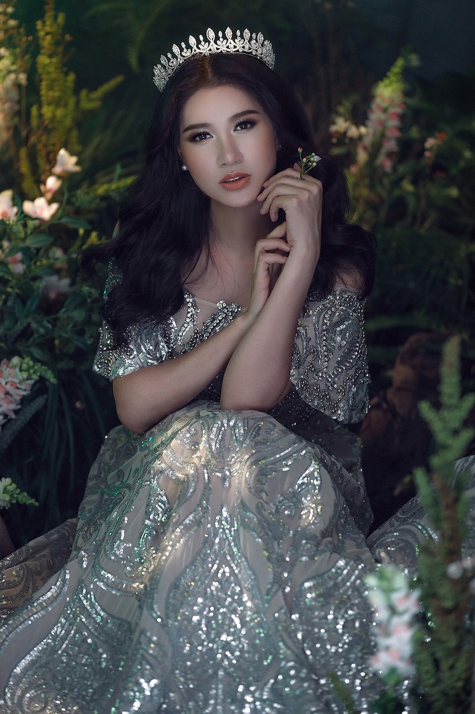 Trong bộ ảnh cô dâu lần này, Trang Trần cho biết, cô cảm thấy rất hài lòng khi mặc lên mình những thiết kế tinh tế, tôn được vẻ đẹp đầy lôi cuốn.