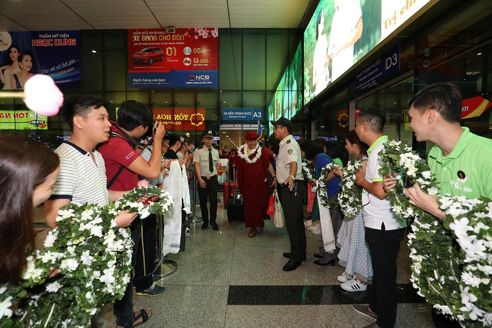 Pháp Vương Drukpa hưởng ứng Giờ Trái Đất tại TPHCM - 3
Các vị hòa thượng tại chùa Vĩnh Nghiêm cùng Phật tử đón Đức Pháp Vương Drukpa tại sân bay Tân Sơn Nhất