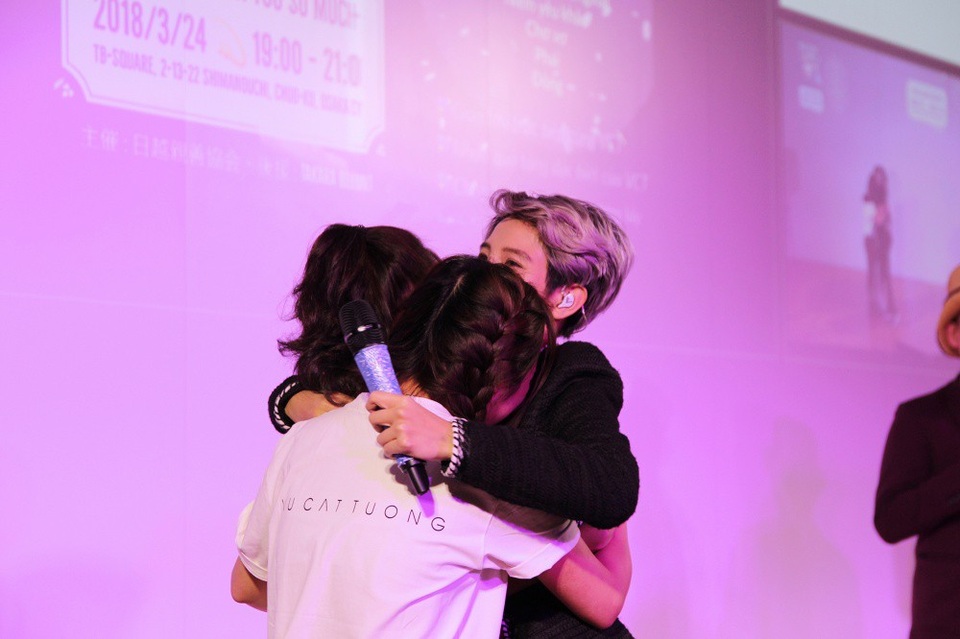 Dành tặng cho “fan ruột” của mình những cái ôm thân thiết, Vũ Cát Tường chia sẻ từ năm 21-23 tuổi, cô cũng từng rơi vào khoảng thời gian lạc lối, mơ hồ về bản thân không biết có nên lựa chọn theo đuổi con đường âm nhạc hay không. “Nhưng em hãy cứ tin vào chính bản thân mình”, nữ ca sĩ nhắn nhủ.