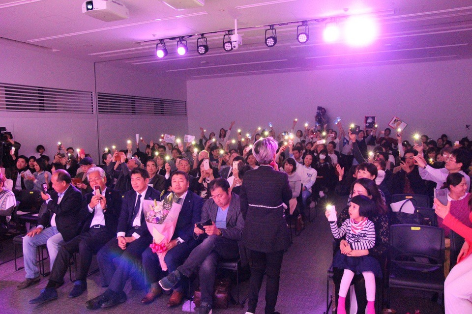 Lần đầu tiên sang Nhật Bản biểu diễn, Vũ Cát Tường không khỏi bất ngờ và hạnh phúc trước tình cảm của khán giả tại đây dành cho mình. Một điều đặc biệt là người hâm mộ đã hẹn nhau cùng mặc áo màu trắng và sử dụng lightstick màu xanh tạo thành biển xanh chào đón nữ ca sĩ.