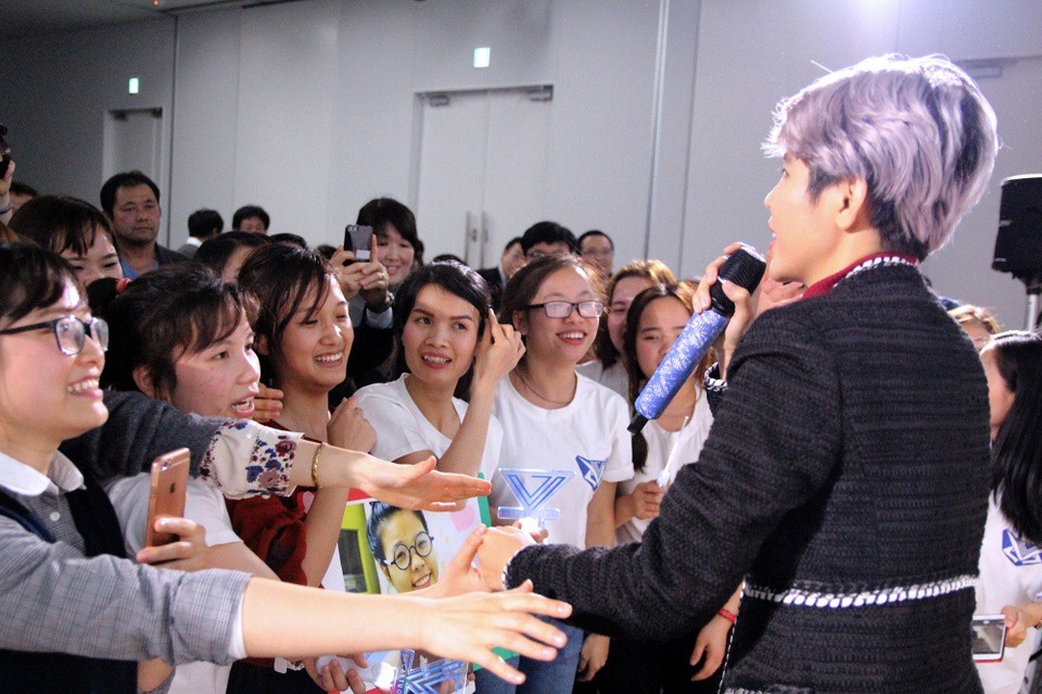 Không chỉ mang đến hàng loạt những bản hit quen thuộc: Vài phút trước, Góc ban công, Ngày hôm qua, Đông, Yêu xa, Vết mưa, Mơ, Come back home... Vũ Cát Tường còn giao lưu, trò chuyện và chơi trò chơi cùng khán giả.