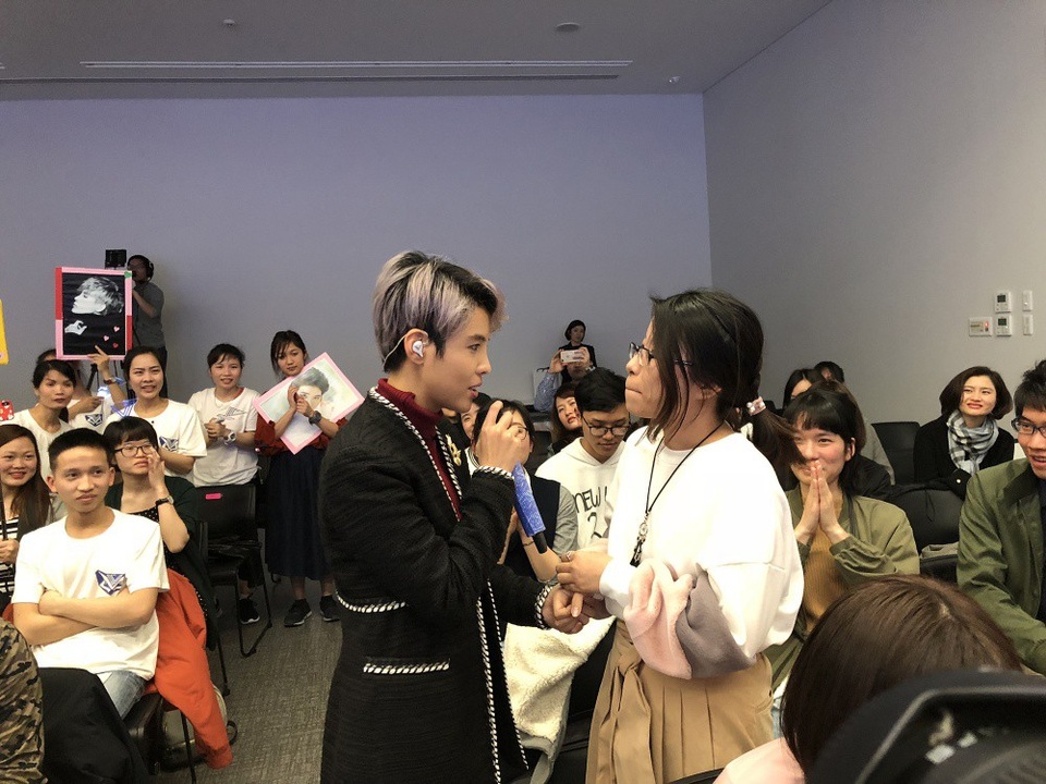 Không chỉ vậy, một bạn trẻ người Việt đang sống tại đây chia sẻ, khoảng thời gian mới sang Nhật, cô cảm thấy bản thân lạc lõng, không biết mình phải làm những gì. Thế nhưng, khi nghe được ca khúc Mơ của Vũ Cát Tường, cô cảm thấy như có người đồng cảm với mình và ngưỡng mộ giọng ca You are mine vì đi lên từ bàn tay trắng và có được thành công nhiều người mơ ước.