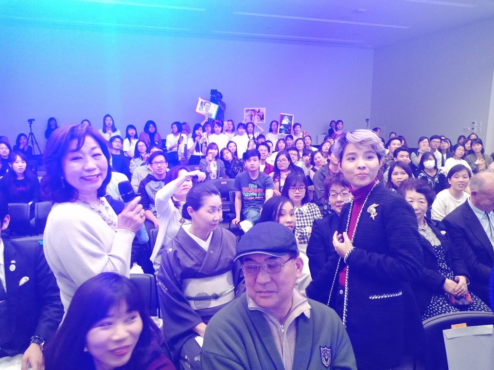 Một thành viên trong Hiệp hội giao lưu quốc tế hào hứng chia sẻ, khi nhìn thấy hình ảnh của Vũ Cát Tường, cô ngạc nhiên hơn bởi “âm nhạc và vũ đạo của bạn quá tuyệt vời”. Khán giả này còn chia sẻ câu chuyện của gia đình khi bản thân vẫn còn đau buồn với sự ra đi của người chồng, đến với show diễn của Vũ Cát Tường và lắng nghe âm nhạc của cô, vị khán giả cảm thấy được đồng cảm, “Đây là ngày vui nhất trong những ngày qua của tôi, cảm ơn âm nhạc của bạn rất nhiều!” - nữ khán giả chia sẻ.