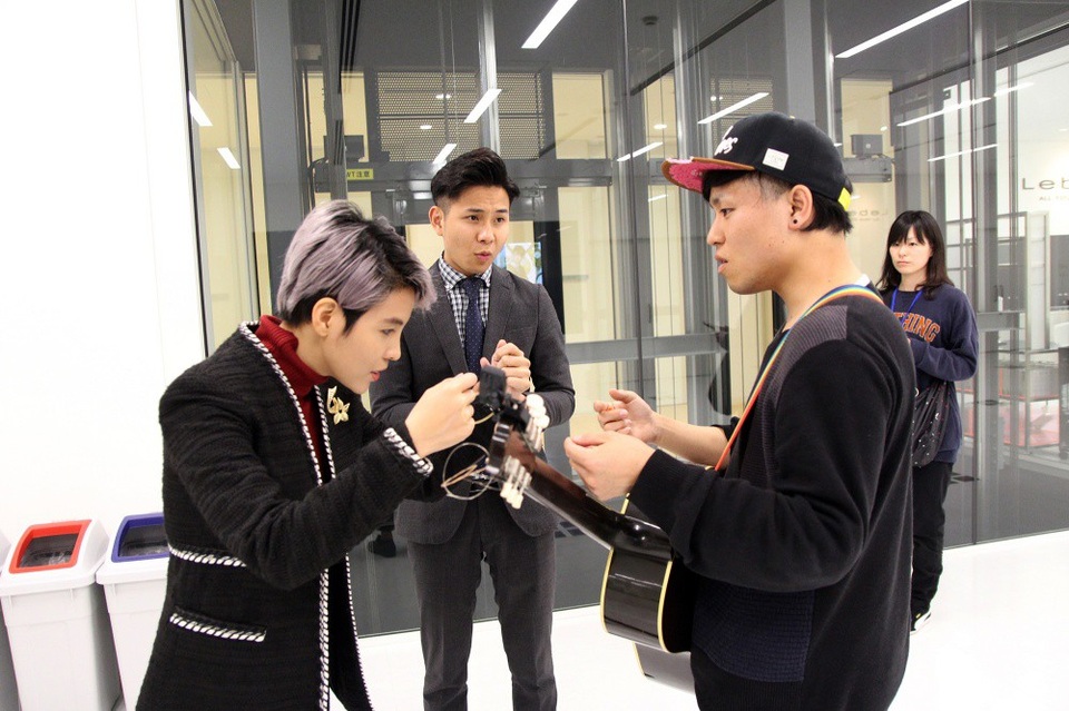 Trước giờ diễn 1 tiếng chương trình, khi Vũ Cát Tường vừa đến nơi thì bạn MC người Nhật Keiichi Inoue đến ngỏ lời muốn song ca cùng cô. Vũ Cát Tường vui vẻ đồng ý và cùng tập hát ngẫu hứng trước giờ G ca khúc Em ơi. Ngay sau đó, Vũ Cát Tường đã có phần trình diễn rất ngọt ngào trên sân khấu cùng Keiichi Inoue. Keiichi Inoue là một nghệ sĩ đa tài tại Nhật, anh không chỉ là ca sĩ mà còn là một MC tài năng, khán giả Nhật yêu mến anh vì sự thông minh, dí dỏm. Nghệ sĩ Keiichi Inoue từng được khán giả Việt Nam biết đến khi cover bài hát Làm người yêu anh nhé baby của nhóm Ba chú bộ đội.