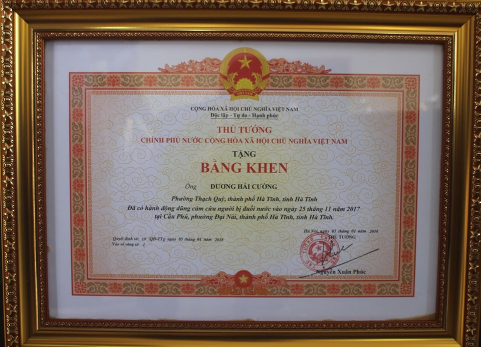Trao tặng Bằng khen của Thủ tướng cho người đàn ông nhảy sông cứu người - 2 Bằng khen của Thủ tướng Chính phủ về hành động dũng cảm cứu người của anh Cường.