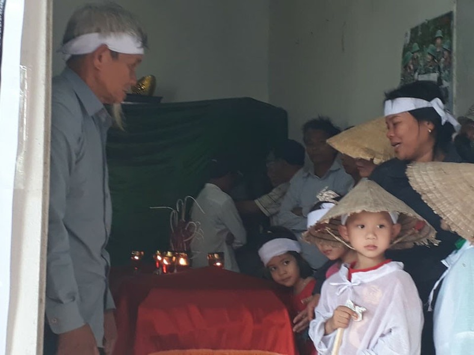 Từ chối đến sơ cứu người bị điện giật, Trạm trưởng Y tế bị đề nghị thay thế - 2 Tang ma của nạn nhân Kiều được tổ chức ở quê nhà, xã Thịnh Lộc, huyện Can Lộc.