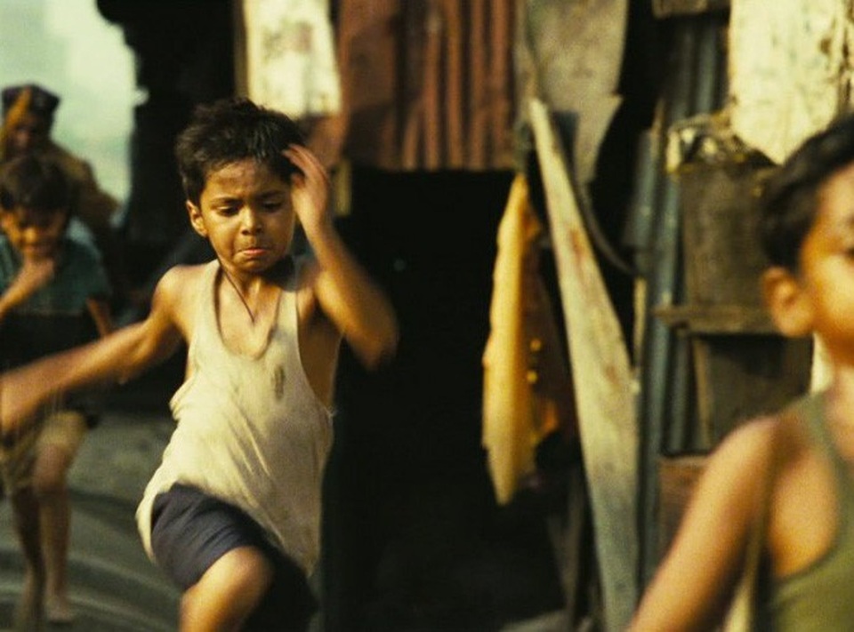 Trả tiền để được sống như “Triệu phú ổ chuột” - 1 Cảnh trong “Slumdog Millionaire” (Triệu phú ổ chuột - 2008)