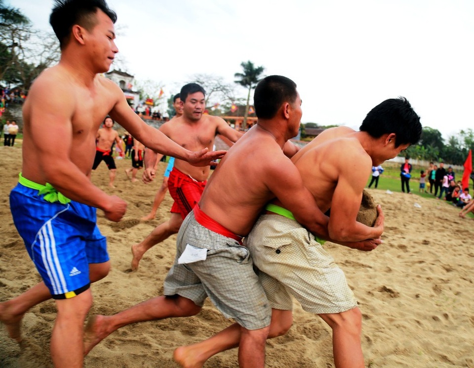 Kịch tính trò chơi vật cù ở lễ hội đền Bạch Mã - 2 Kịch tính trò chơi vật cù ở lễ hội đền Bạch Mã - 2