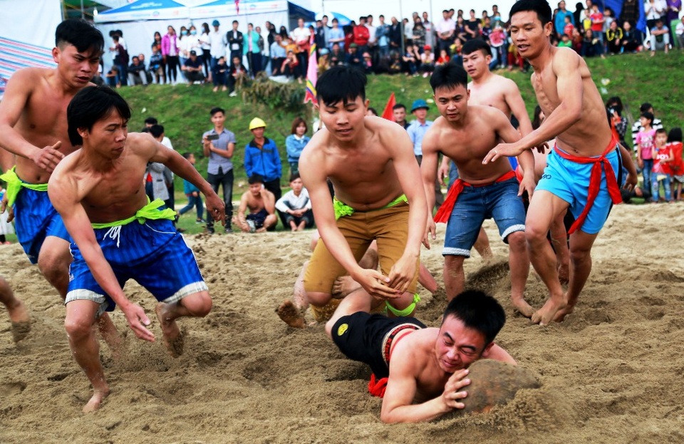 Kịch tính trò chơi vật cù ở lễ hội đền Bạch Mã - 3 Kịch tính trò chơi vật cù ở lễ hội đền Bạch Mã - 3