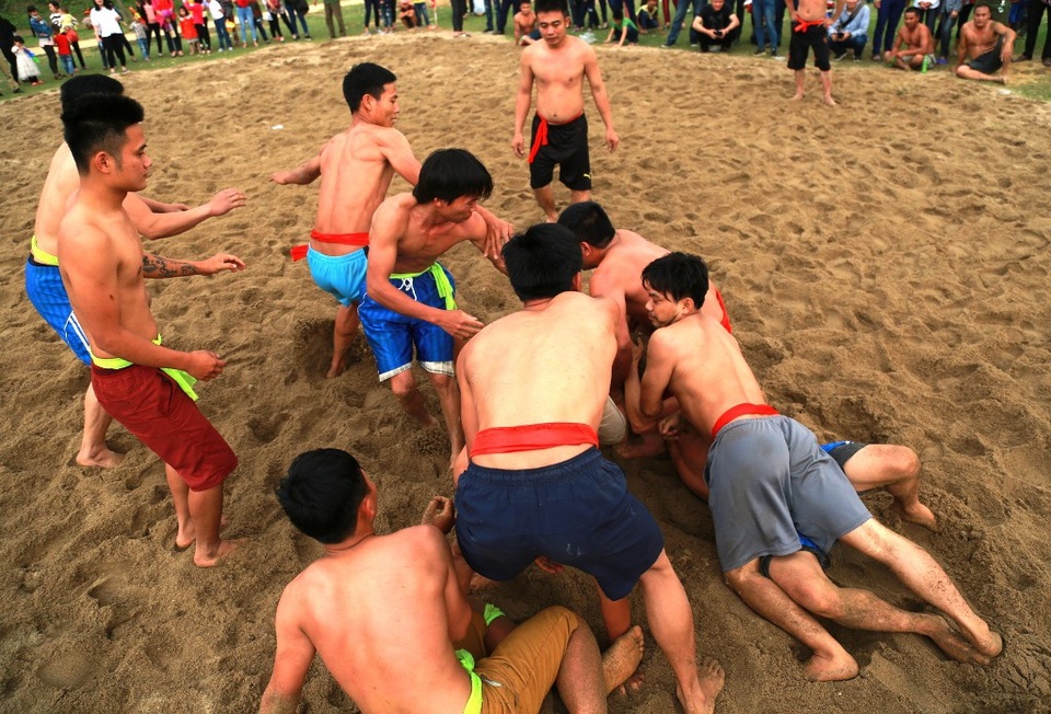 Kịch tính trò chơi vật cù ở lễ hội đền Bạch Mã - 7 Kịch tính trò chơi vật cù ở lễ hội đền Bạch Mã - 7