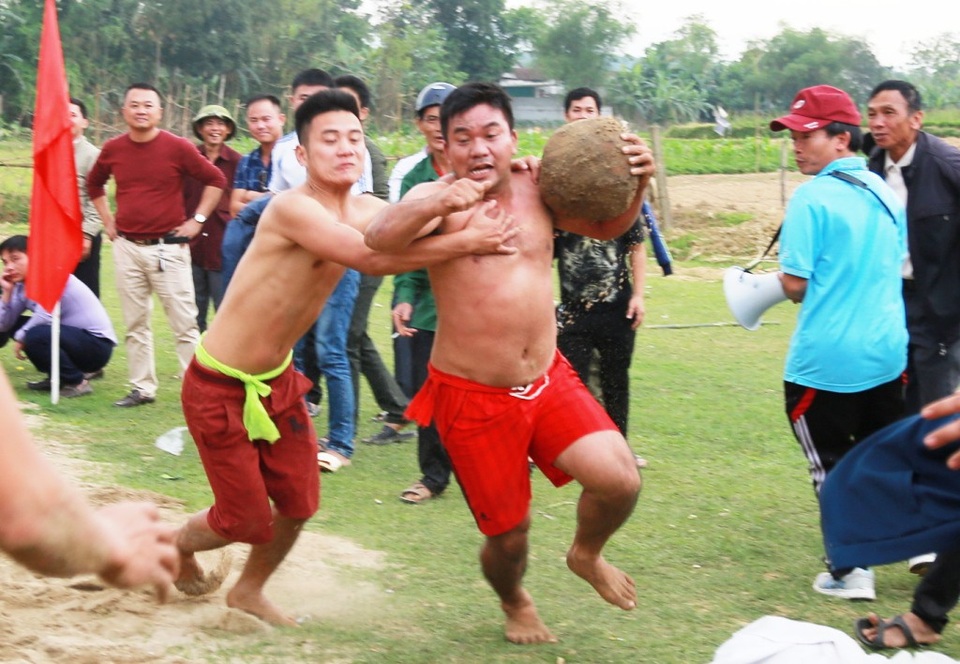 Kịch tính trò chơi vật cù ở lễ hội đền Bạch Mã - 9 Theo sử cũ chép lại thì trò vật cù xuất hiện từ khoảng thế kỷ 15, bắt nguồn từ việc tuyển chọn trai tráng khỏe mạnh, nhanh nhẹn để bổ sung vào đội quân của tướng quân Phan Đà đuổi đánh quân xâm lược nhà Minh.