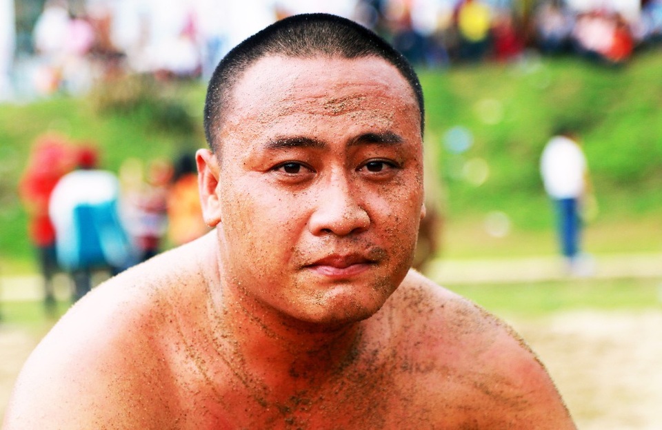 Kịch tính trò chơi vật cù ở lễ hội đền Bạch Mã - 35 Người chơi dính đầy cát ...