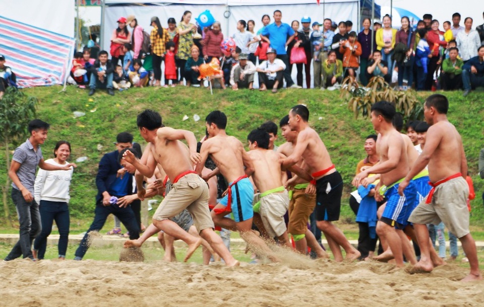 Kịch tính trò chơi vật cù ở lễ hội đền Bạch Mã - 11 Kịch tính trò chơi vật cù ở lễ hội đền Bạch Mã - 11